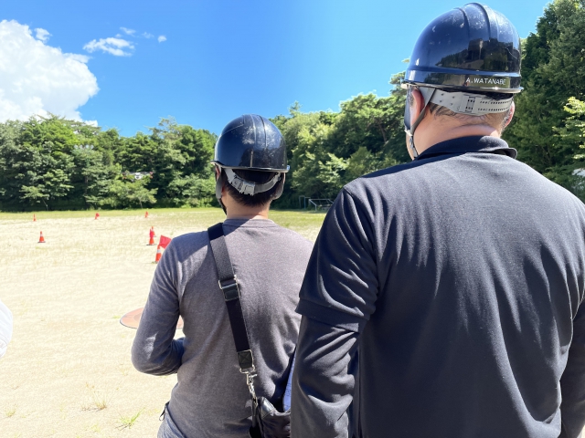 富士山ドローンベースでは、モード1が初めての方にも農業ドローンオペレーターになっていただくための実技を丁寧にお教えします。現在モード2の方でも大丈夫、まずは御気軽にご相談ください。

スクールは1名からでももちろん開講します。生徒さん1名でも講師陣は2名体制です。