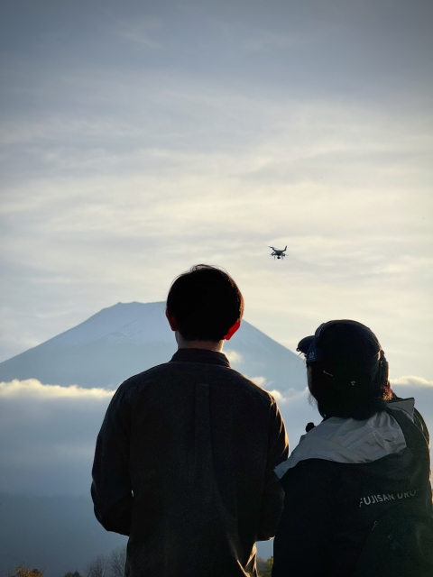 広がる自然の中での空撮体験風景 広がる自然の中での空撮体験風景