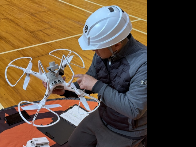 この講習では、ドローンを安全に運用するために必要な基礎知識を学びます。航空法や電波法といった法規制の理解はもちろん、飛行計画の立て方やリスク管理の方法についても詳しく解説しています。初めて学ぶ方にも分かりやすい内容となっており、これから操縦士としての一歩を踏み出す方々を全力でサポートします。
座学で学ぶ主な内容:
• 無人航空機に関する法律(航空法・電波法・民法)
• 気象や飛行環境の基礎知識
• 無人航空機の構造や仕組み
• 飛行計画の立て方とリスク管理
• 安全運航のための基本ルール
講習風景:
• 座学の講義中は、講師が法規や安全運用のポイントを分かりやすく解説。
• 受講生は熱心にメモを取り、質問をしながら理解を深めています。
今後は、座学で学んだ知識を実技に生かせるよう、段階的なカリキュラムで進めていきます。初学者の方が国家資格取得に向けて着実にスキルアップできるよう、富士山ドローンベースが全力でサポートします!
次回の開催予定や詳しい情報については、公式サイトをご確認ください。
このような形で座学の内容と雰囲気を伝えることで、関心を持つ方々にとって有益な情報となるかと思います。 この講習では、ドローンを安全に運用するために必要な基礎知識を学びます。航空法や電波法といった法規制の理解はもちろん、飛行計画の立て方やリスク管理の方法についても詳しく解説しています。初めて学ぶ方にも分かりやすい内容となっており、これから操縦士としての一歩を踏み出す方々を全力でサポートします。
座学で学ぶ主な内容:
• 無人航空機に関する法律(航空法・電波法・民法)
• 気象や飛行環境の基礎知識
• 無人航空機の構造や仕組み
• 飛行計画の立て方とリスク管理
• 安全運航のための基本ルール
講習風景:
• 座学の講義中は、講師が法規や安全運用のポイントを分かりやすく解説。
• 受講生は熱心にメモを取り、質問をしながら理解を深めています。
今後は、座学で学んだ知識を実技に生かせるよう、段階的なカリキュラムで進めていきます。初学者の方が国家資格取得に向けて着実にスキルアップできるよう、富士山ドローンベースが全力でサポートします!
次回の開催予定や詳しい情報については、公式サイトをご確認ください。
このような形で座学の内容と雰囲気を伝えることで、関心を持つ方々にとって有益な情報となるかと思います。