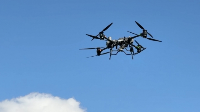 青空の下を飛行する重量級機体。安定した操作が求められる瞬間です。 青空の下を飛行する重量級機体。安定した操作が求められる瞬間です。