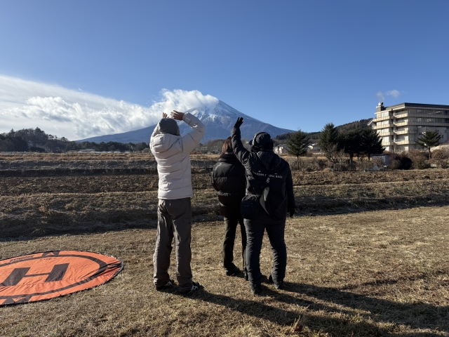 富士山ドローンベースでは、初めての方でも安心して空撮を体験できるよう、丁寧にサポートしております。 富士山ドローンベースでは、初めての方でも安心して空撮を体験できるよう、丁寧にサポートしております。