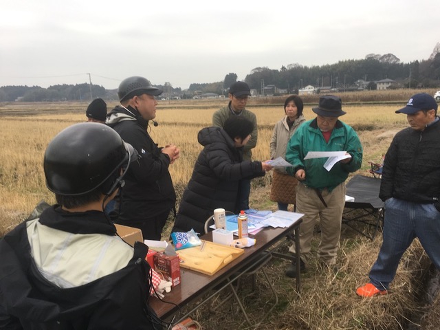 実際にご自身で農薬散布を行っている農家の方もいらっしゃり、具体的な情報交換をすることができました。
また、りんご農家様のご意見をも伺い、果樹農家のご苦労があることを再認識させていただきました。
殺菌するための農薬は木にたっぷりと散布が必要。
散布というより塗布。
普段はSSを使って散布ということですが、木の上から
たっぷりと散布することが可能なのか?
など具体的なご質問をいただきました。 実際にご自身で農薬散布を行っている農家の方もいらっしゃり、具体的な情報交換をすることができました。
また、りんご農家様のご意見をも伺い、果樹農家のご苦労があることを再認識させていただきました。
殺菌するための農薬は木にたっぷりと散布が必要。
散布というより塗布。
普段はSSを使って散布ということですが、木の上から
たっぷりと散布することが可能なのか?
など具体的なご質問をいただきました。