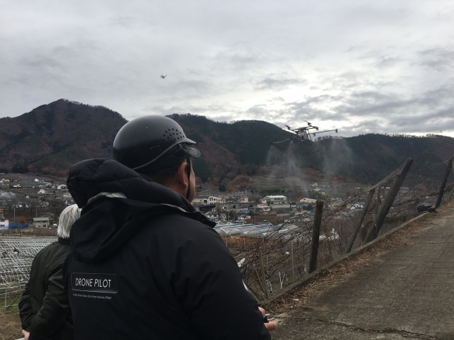 ぶどうばたけ様のご協力の元、これからも実証実験を行い、果樹に対してのドローンの効果的な活用方法を検証し、実用化を目指していきます。 ぶどうばたけ様のご協力の元、これからも実証実験を行い、果樹に対してのドローンの効果的な活用方法を検証し、実用化を目指していきます。