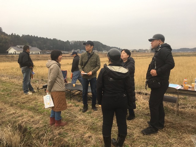 散布するスプレーの形状は現在は霧状のものですが、霧状ではないタイプのものを用意すればなんとかなりそうですね。
実際にDJI MG-1を購入後、請負散布をビジネスとして運用し始めようとしている方にもお越しいただけました。
今回紹介しているのはヘリオス5という積載量5リッター散布型の農薬散布機です。MG-1との違いを説明いたしました。
ヘリオス5に対しては「コンパクトで扱いやすい」「安定している」「静粛性もある」ということで、高い評価をいただけました。
また実際に、ラジコンヘリでの経験もあり且つ、すでに散布型ドローンを実用している方もお見えになりました。
現状の課題としてはバッテリーの発展性があればもっと良くなるというご意見も頂戴して、農薬散布に対するさらなる期待を共感できました。 散布するスプレーの形状は現在は霧状のものですが、霧状ではないタイプのものを用意すればなんとかなりそうですね。
実際にDJI MG-1を購入後、請負散布をビジネスとして運用し始めようとしている方にもお越しいただけました。
今回紹介しているのはヘリオス5という積載量5リッター散布型の農薬散布機です。MG-1との違いを説明いたしました。
ヘリオス5に対しては「コンパクトで扱いやすい」「安定している」「静粛性もある」ということで、高い評価をいただけました。
また実際に、ラジコンヘリでの経験もあり且つ、すでに散布型ドローンを実用している方もお見えになりました。
現状の課題としてはバッテリーの発展性があればもっと良くなるというご意見も頂戴して、農薬散布に対するさらなる期待を共感できました。