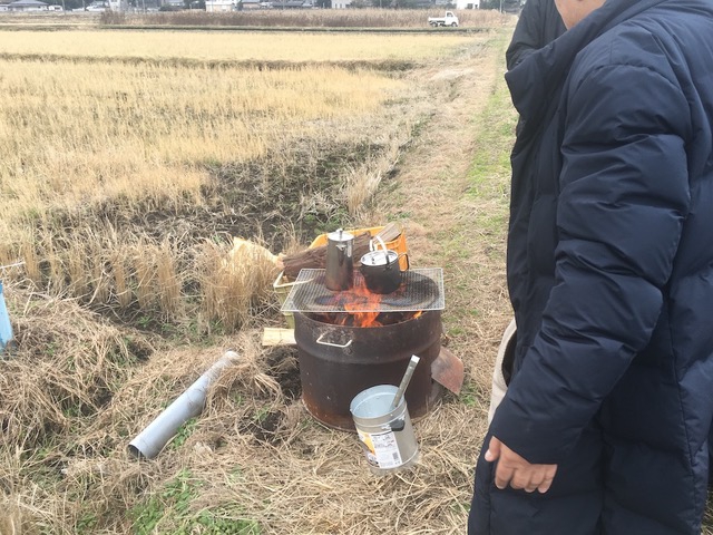 焚き火を囲み、お茶を飲みながら様々なお話ができ、とても有意義な農業用ドローンデモンストレーション&無料講習会を行うことができました。 焚き火を囲み、お茶を飲みながら様々なお話ができ、とても有意義な農業用ドローンデモンストレーション&無料講習会を行うことができました。