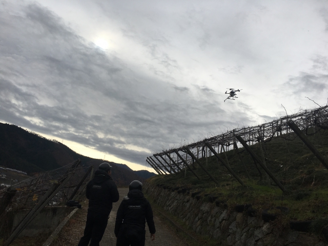 農薬散布ドローン山梨県勝沼町にて、デモフライトを実施しました。