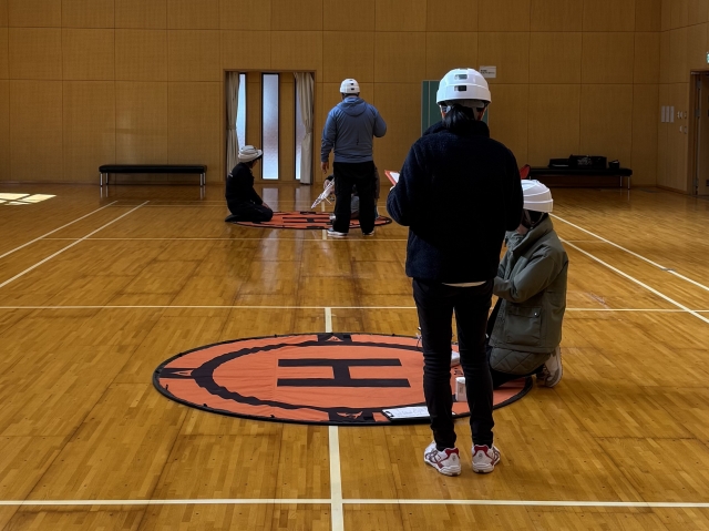 室内での基本操作練習。天候に左右されない環境で、正確な操縦スキルを磨きます。 室内での基本操作練習。天候に左右されない環境で、正確な操縦スキルを磨きます。