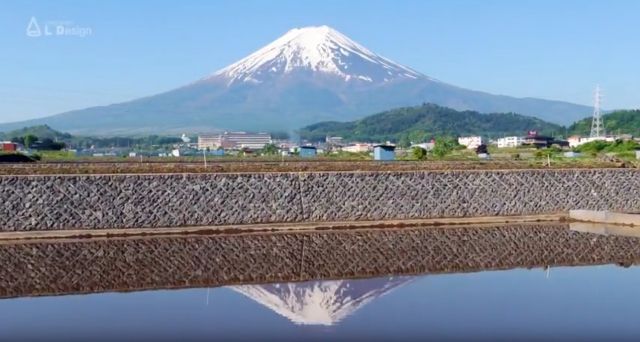 水を張った水田に富士山が映ると、田んぼの逆さ富士を見ることができます。 水を張った水田に富士山が映ると、田んぼの逆さ富士を見ることができます。