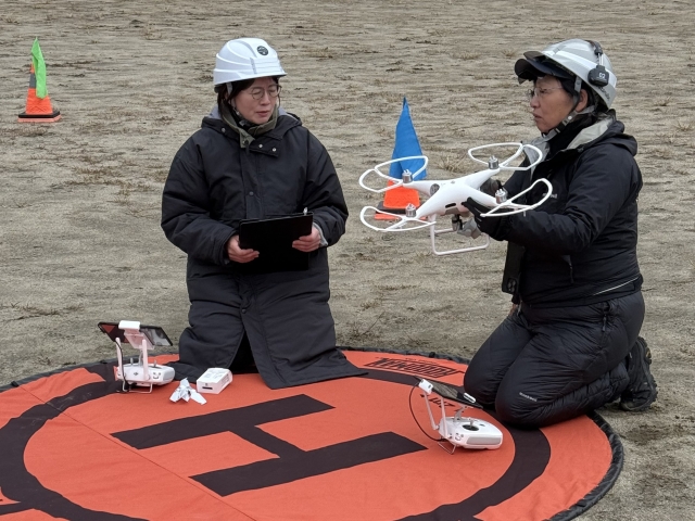 無人航空機操縦士講習の実技練習中。ドローンの操作方法を丁寧に確認しながら、安全な操縦を目指します。 無人航空機操縦士講習の実技練習中。ドローンの操作方法を丁寧に確認しながら、安全な操縦を目指します。