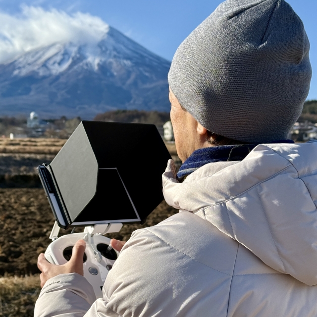 冬の澄んだ冷たい空気の中、ご家族の皆様が一緒に協力しながらドローンを操作される姿が印象的でした。 冬の澄んだ冷たい空気の中、ご家族の皆様が一緒に協力しながらドローンを操作される姿が印象的でした。