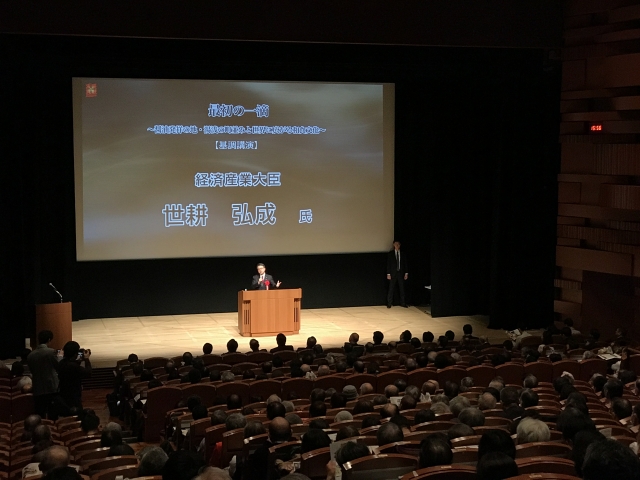 経済産業大臣 世耕 弘成 氏が「歴史ある醤油は農産品輸出の手本」というテーマで講演を行いました。
鎌倉時代の僧侶・覚心が伝えた醤油の起源から、江戸時代の湯浅町の醤油醸造の繁栄、さらには農産品輸出の成功事例としての醤油の歴史を振り返り、今後の輸出拡大や観光資源としての醤油活用について語られました。
「和歌山の手作り醤油をぜひ家庭で愛用してください」という温かいメッセージも寄せられました。 経済産業大臣 世耕 弘成 氏が「歴史ある醤油は農産品輸出の手本」というテーマで講演を行いました。
鎌倉時代の僧侶・覚心が伝えた醤油の起源から、江戸時代の湯浅町の醤油醸造の繁栄、さらには農産品輸出の成功事例としての醤油の歴史を振り返り、今後の輸出拡大や観光資源としての醤油活用について語られました。
「和歌山の手作り醤油をぜひ家庭で愛用してください」という温かいメッセージも寄せられました。