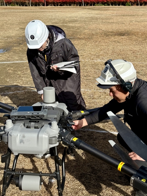 講師と受講生が飛行前点検を実施中。安全確保の基本を確認します。 講師と受講生が飛行前点検を実施中。安全確保の基本を確認します。